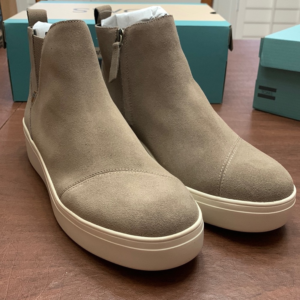 Toms - Jamie Taupe Grey Suede Sneakers. Size 9.5.